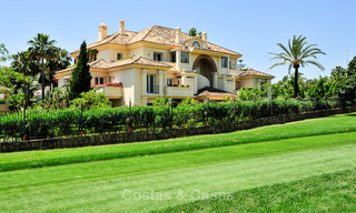 Ruim luxe penthouse te koop aan de golfbaan in Nueva Andalucia, Marbella met panoramisch uitzicht 32100 