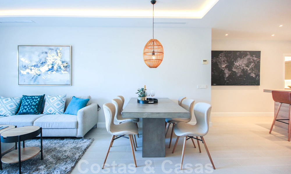 Gerenoveerd ruim luxe appartement te koop, eerstelijnsgolf en instapklaar, Nueva Andalucia, Marbella 32121