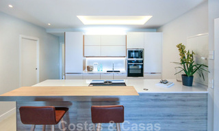 Gerenoveerd ruim luxe appartement te koop, eerstelijnsgolf en instapklaar, Nueva Andalucia, Marbella 32130 