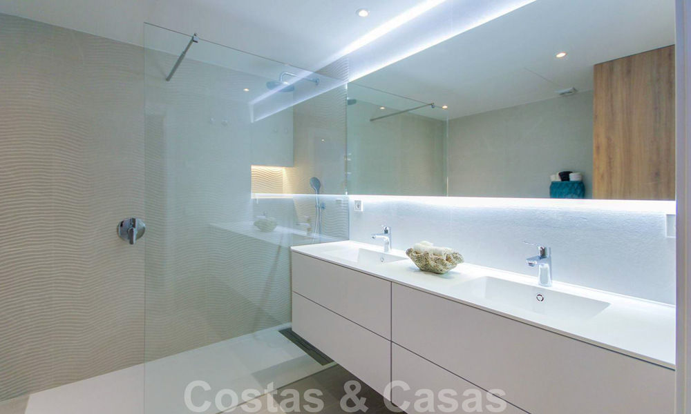 Gerenoveerd ruim luxe appartement te koop, eerstelijnsgolf en instapklaar, Nueva Andalucia, Marbella 32132