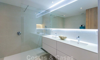 Gerenoveerd ruim luxe appartement te koop, eerstelijnsgolf en instapklaar, Nueva Andalucia, Marbella 32132 