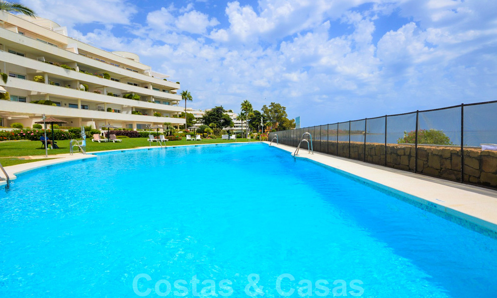 Eerstelijnsstrand penthouse appartement te koop met privézwembad op de New Golden Mile, tussen Marbella en Estepona 32187
