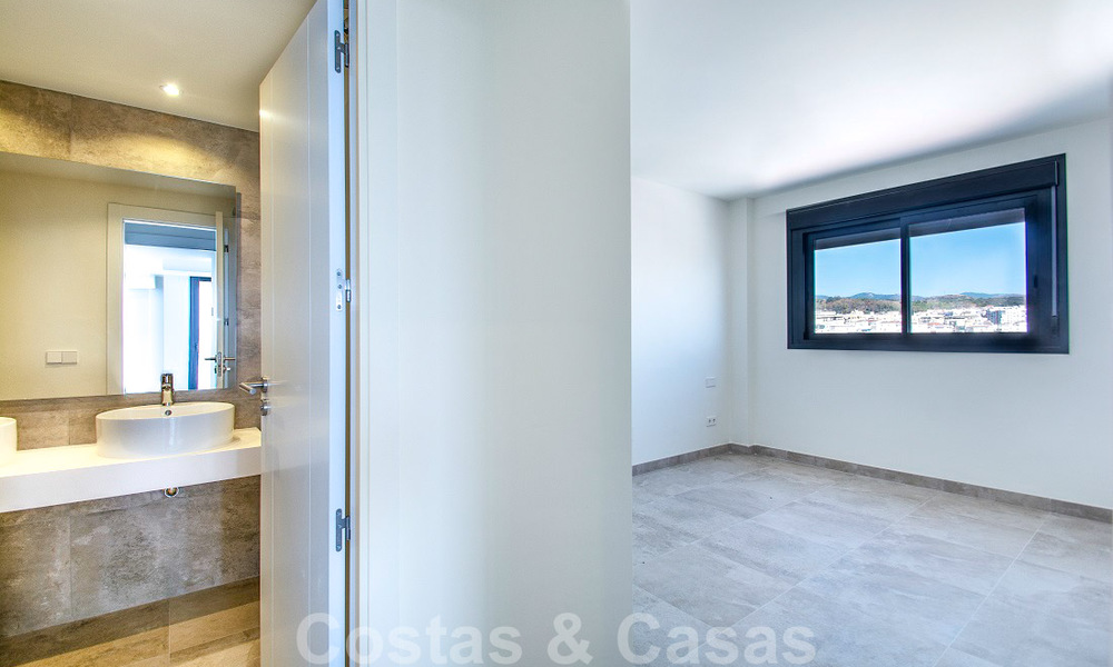 Elegant modern appartement met zee- en stadszicht te koop in het centrum van Estepona 32235