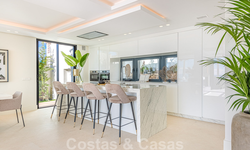 Elegante en ruime moderne nieuwe villa te koop met prachtig panoramisch zeezicht in Elviria, Marbella 32320