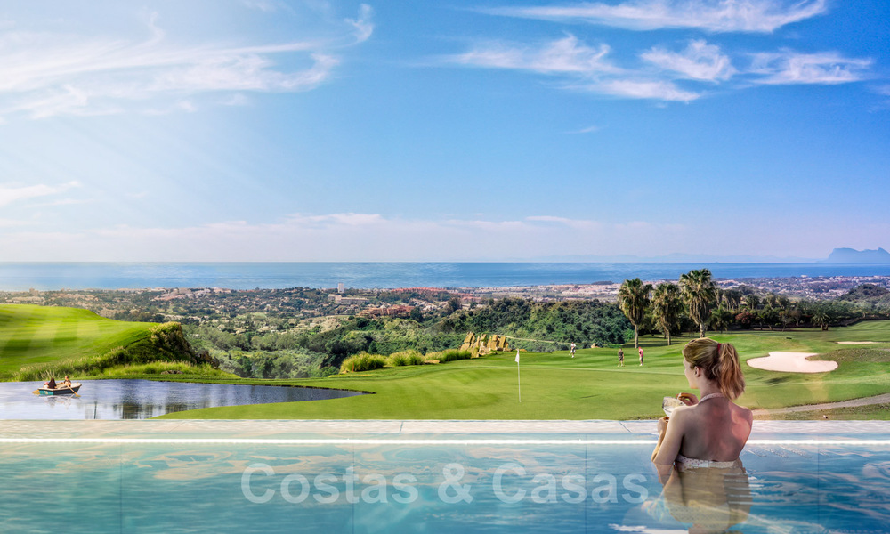 Bouwgronden voor nieuwbouw villa’s met spectaculair uitzicht op de golf, het meer, bergen en de zee tot aan Afrika, in een afgeschermd golfresort te koop in Benahavis - Marbella 32420