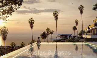 Bouwgronden voor nieuwbouw villa’s met spectaculair uitzicht op de golf, het meer, bergen en de zee tot aan Afrika, in een afgeschermd golfresort te koop in Benahavis - Marbella 32433 