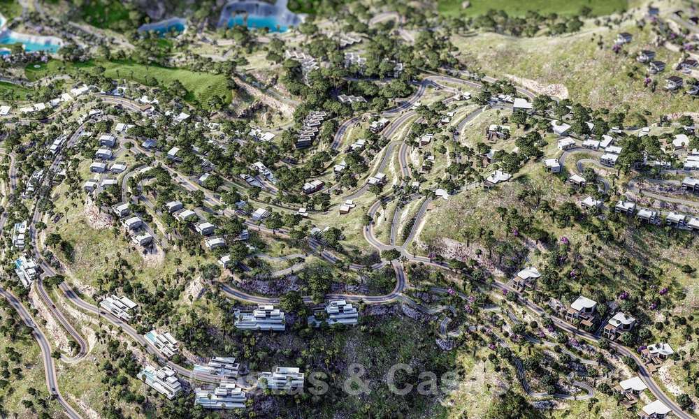 Bouwgronden voor nieuwbouw villa’s met spectaculair uitzicht op de golf, het meer, bergen en de zee tot aan Afrika, in een afgeschermd golfresort te koop in Benahavis - Marbella 32434