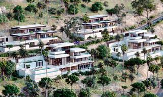 Bouwgronden voor nieuwbouw villa’s met spectaculair uitzicht op de golf, het meer, bergen en de zee tot aan Afrika, in een afgeschermd golfresort te koop in Benahavis - Marbella 32435 