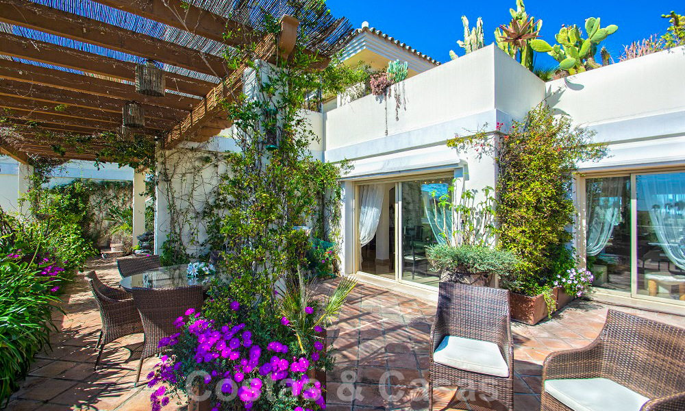 Schitterend zuid gericht penthouse met prachtig zee- en bergzicht te koop in de Golf Valley van Nueva Andalucia, Marbella 32467