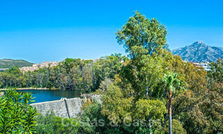 Schitterend zuid gericht penthouse met prachtig zee- en bergzicht te koop in de Golf Valley van Nueva Andalucia, Marbella 32468 