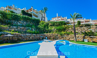Schitterend zuid gericht penthouse met prachtig zee- en bergzicht te koop in de Golf Valley van Nueva Andalucia, Marbella 32469 