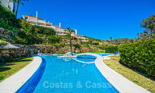 Schitterend zuid gericht penthouse met prachtig zee- en bergzicht te koop in de Golf Valley van Nueva Andalucia, Marbella 32471 
