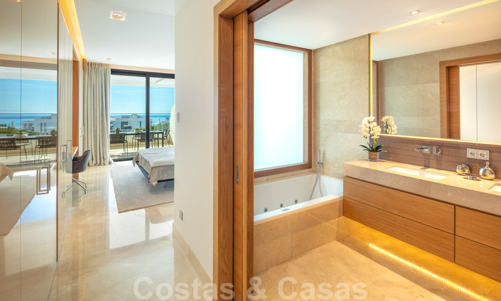 Ruim, modern design penthouse appartement met prachtig zeezicht te koop in Sierra Blanca op de Golden Mile, Marbella 32676