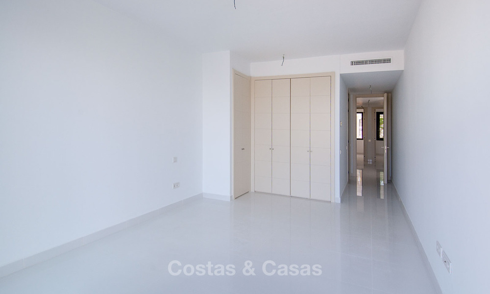 Modern 3 slaapkamer appartement te koop met zeezicht in een eerstelijns golf complex in Benahavis - Marbella 32534