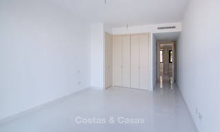 Modern 3 slaapkamer appartement te koop met zeezicht in een eerstelijns golf complex in Benahavis - Marbella 32534 