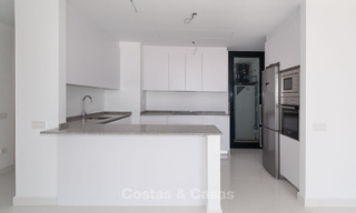 Modern 3 slaapkamer appartement te koop met zeezicht in een eerstelijns golf complex in Benahavis - Marbella 32537 