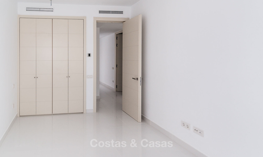 Modern 3 slaapkamer appartement te koop met zeezicht in een eerstelijns golf complex in Benahavis - Marbella 32544