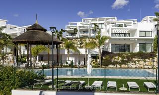 Modern 3 slaapkamer appartement te koop met zeezicht in een eerstelijns golf complex in Benahavis - Marbella 32557 