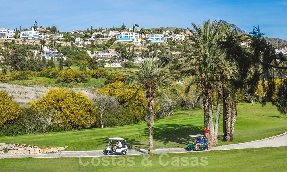 Instapklare exclusieve moderne villa te koop, met panoramisch berg-, golf- en zeezicht in Marbella - Benahavis. 32606