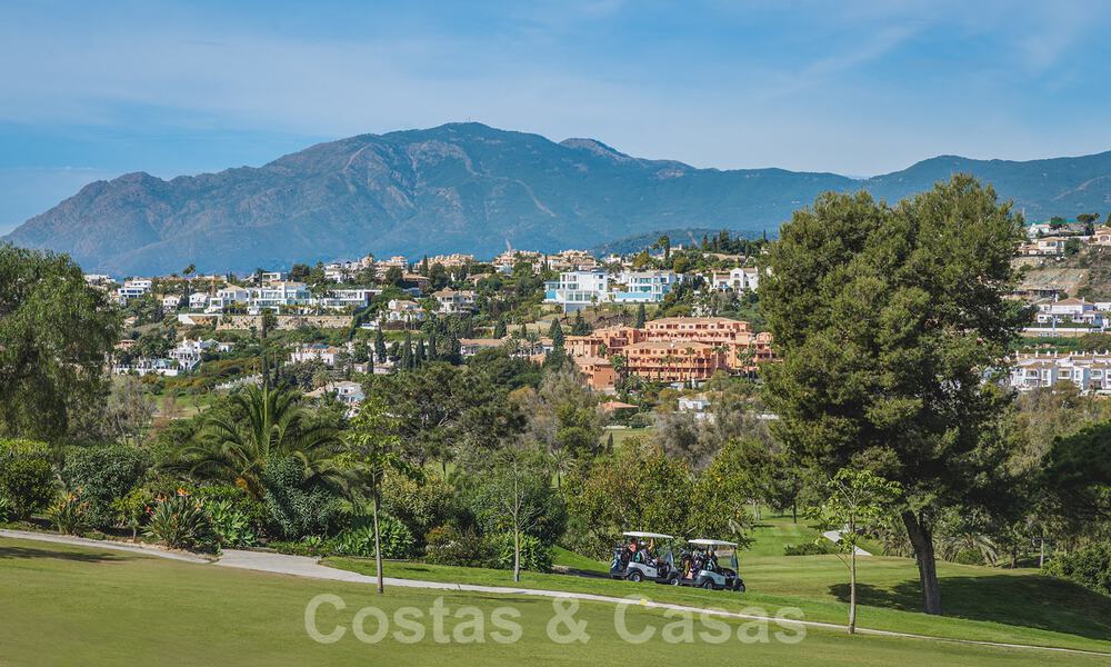 Instapklare exclusieve moderne villa te koop, met panoramisch berg-, golf- en zeezicht in Marbella - Benahavis. 32608