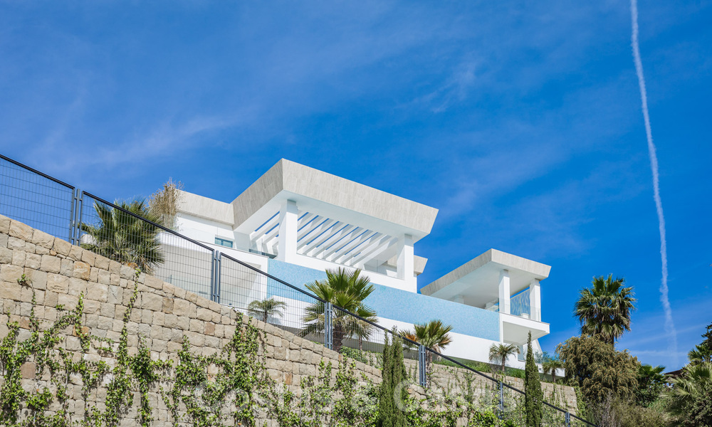 Instapklare exclusieve moderne villa te koop, met panoramisch berg-, golf- en zeezicht in Marbella - Benahavis. 32609