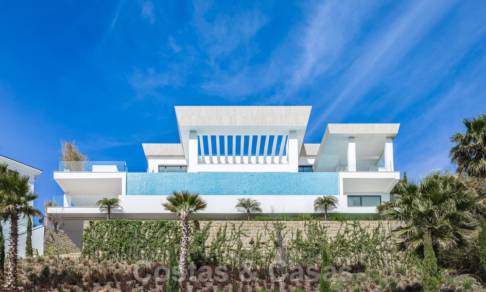 Instapklare exclusieve moderne villa te koop, met panoramisch berg-, golf- en zeezicht in Marbella - Benahavis. 32610