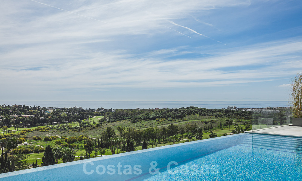 Instapklare exclusieve moderne villa te koop, met panoramisch berg-, golf- en zeezicht in Marbella - Benahavis. 32612