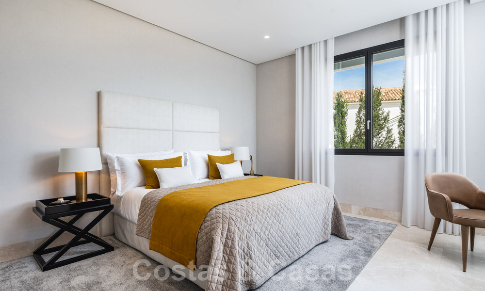 Instapklare exclusieve moderne villa te koop, met panoramisch berg-, golf- en zeezicht in Marbella - Benahavis. 32617
