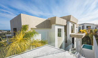 Instapklare exclusieve moderne villa te koop, met panoramisch berg-, golf- en zeezicht in Marbella - Benahavis. 32631 