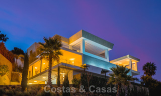 Instapklare exclusieve moderne villa te koop, met panoramisch berg-, golf- en zeezicht in Marbella - Benahavis. 32632 