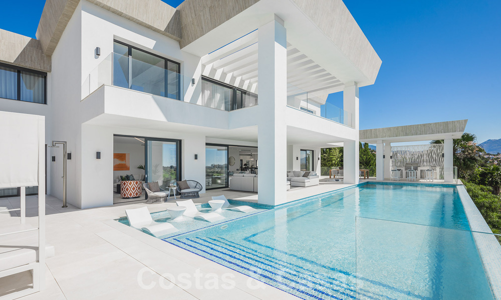 Instapklare exclusieve moderne villa te koop, met panoramisch berg-, golf- en zeezicht in Marbella - Benahavis. 32643