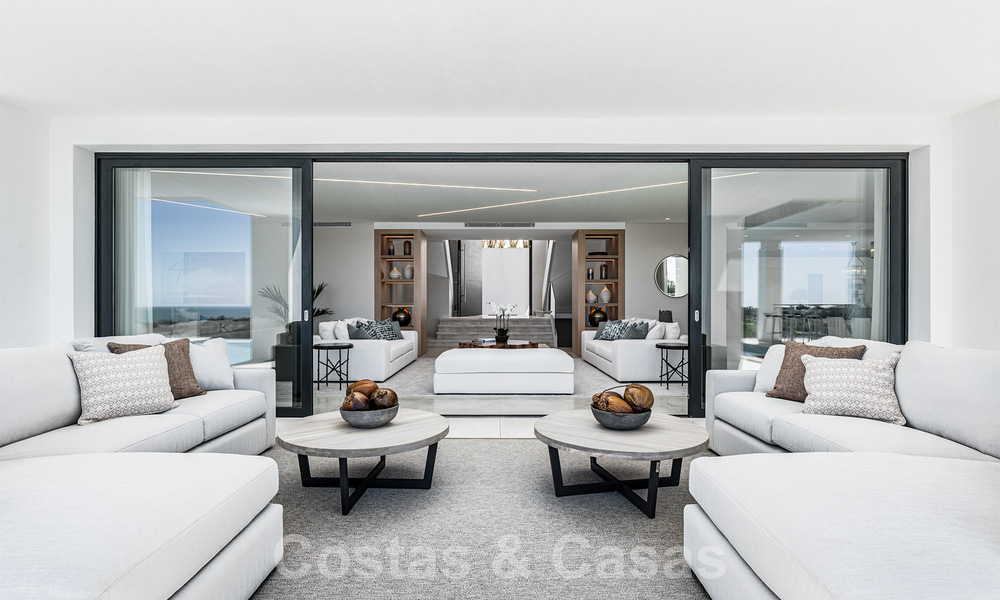 Instapklare exclusieve moderne villa te koop, met panoramisch berg-, golf- en zeezicht in Marbella - Benahavis. 32644