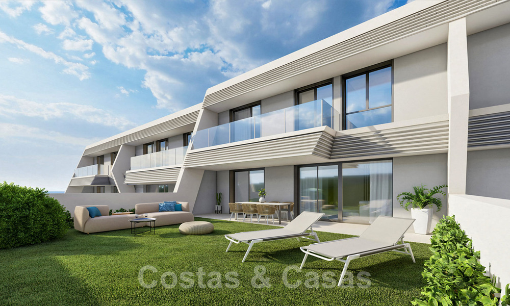 Prachtige nieuwe avant-garde design schakelvilla´s met zeezicht te koop, in een prestigieus golfresort in Mijas Costa, Costa del Sol 32657