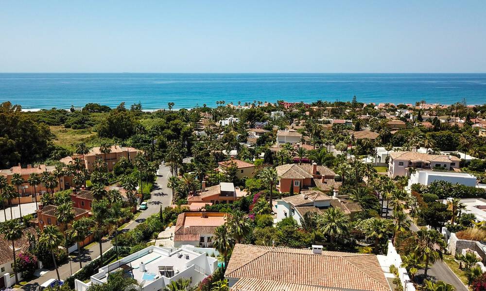 Instapklare, gerenoveerde eigentijdse beachside villa met panoramisch zeezicht te koop in oost Marbella 32769