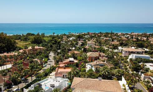 Instapklare, gerenoveerde eigentijdse beachside villa met panoramisch zeezicht te koop in oost Marbella 32769