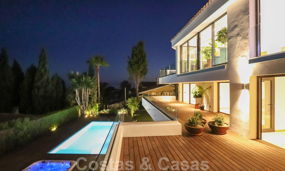 Instapklare, gerenoveerde eigentijdse beachside villa met panoramisch zeezicht te koop in oost Marbella 32770