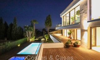 Instapklare, gerenoveerde eigentijdse beachside villa met panoramisch zeezicht te koop in oost Marbella 32770 