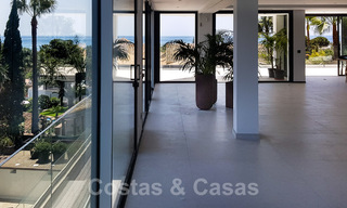 Instapklare, gerenoveerde eigentijdse beachside villa met panoramisch zeezicht te koop in oost Marbella 32771 