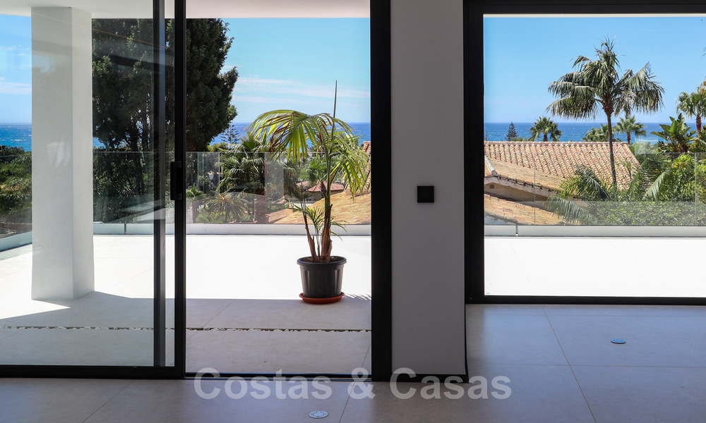 Instapklare, gerenoveerde eigentijdse beachside villa met panoramisch zeezicht te koop in oost Marbella 32774