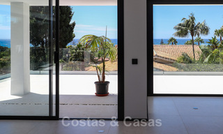 Instapklare, gerenoveerde eigentijdse beachside villa met panoramisch zeezicht te koop in oost Marbella 32774 
