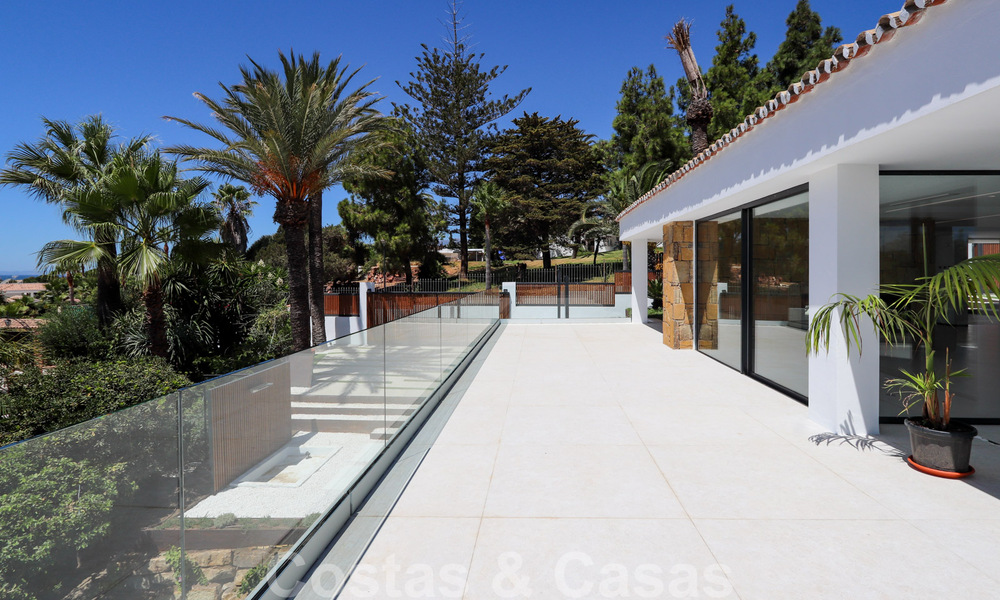 Instapklare, gerenoveerde eigentijdse beachside villa met panoramisch zeezicht te koop in oost Marbella 32775