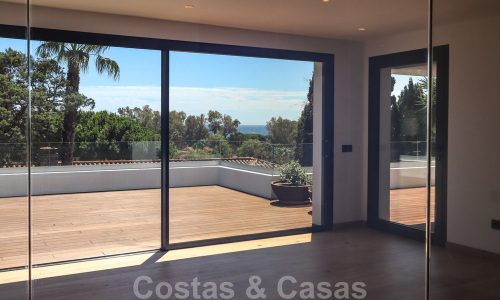Instapklare, gerenoveerde eigentijdse beachside villa met panoramisch zeezicht te koop in oost Marbella 32777