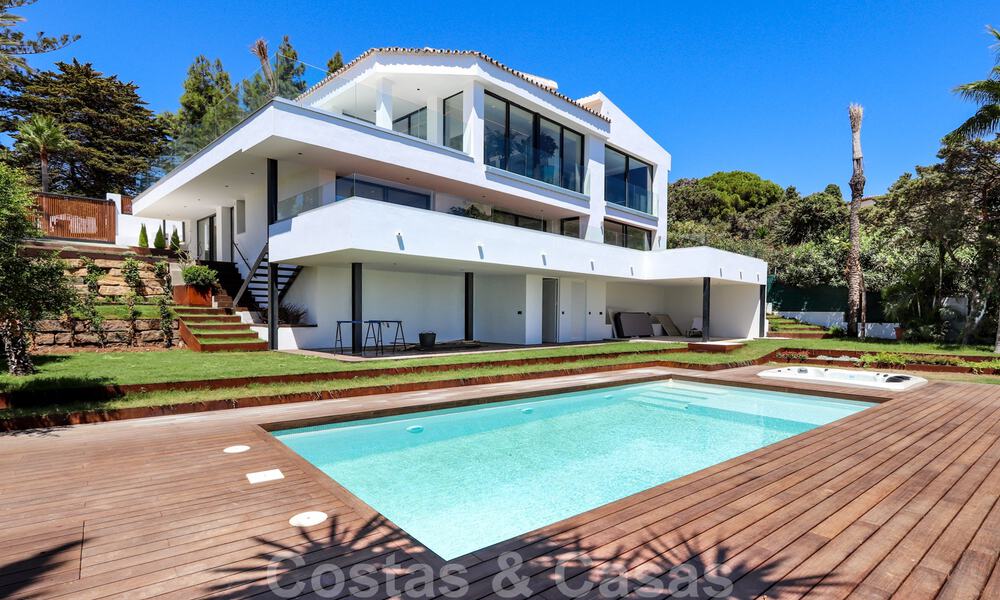 Instapklare, gerenoveerde eigentijdse beachside villa met panoramisch zeezicht te koop in oost Marbella 32780