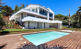 Instapklare, gerenoveerde eigentijdse beachside villa met panoramisch zeezicht te koop in oost Marbella 32780 