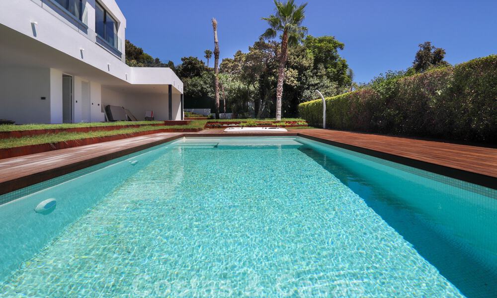 Instapklare, gerenoveerde eigentijdse beachside villa met panoramisch zeezicht te koop in oost Marbella 32781