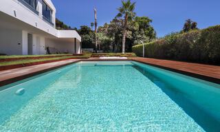 Instapklare, gerenoveerde eigentijdse beachside villa met panoramisch zeezicht te koop in oost Marbella 32781 