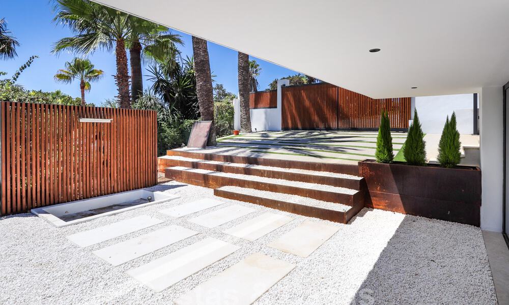 Instapklare, gerenoveerde eigentijdse beachside villa met panoramisch zeezicht te koop in oost Marbella 32782
