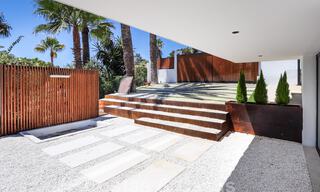 Instapklare, gerenoveerde eigentijdse beachside villa met panoramisch zeezicht te koop in oost Marbella 32782 