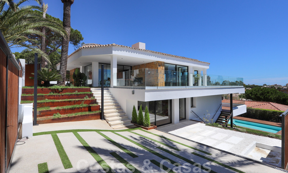 Instapklare, gerenoveerde eigentijdse beachside villa met panoramisch zeezicht te koop in oost Marbella 32783
