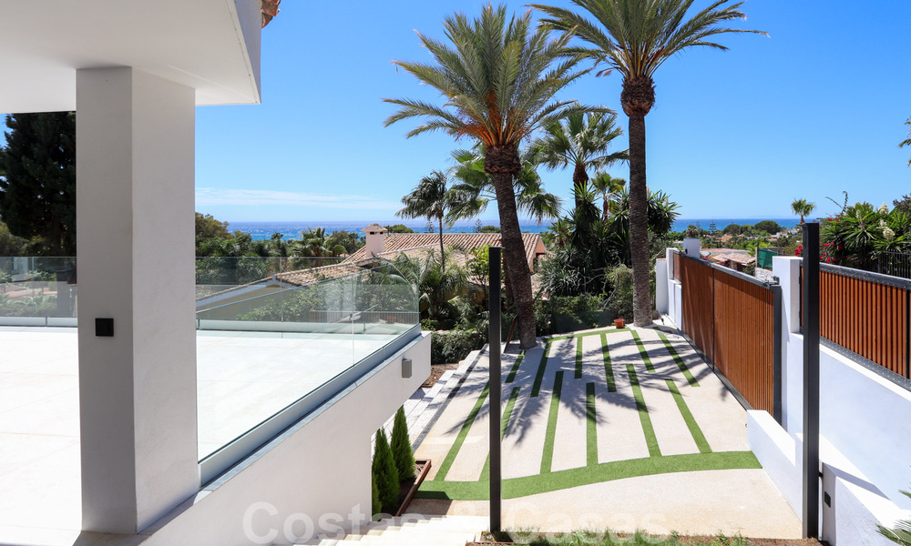 Instapklare, gerenoveerde eigentijdse beachside villa met panoramisch zeezicht te koop in oost Marbella 32784